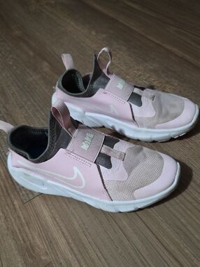 Girls Nike Flex Runner 2 Kids Pink and Gray Slip-On Athletic Sneakers